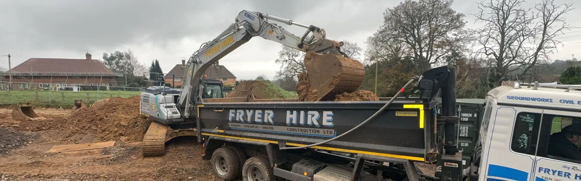 banner-fryer-hire-excavator-loading banner-fryer-hire-excavator-loading
